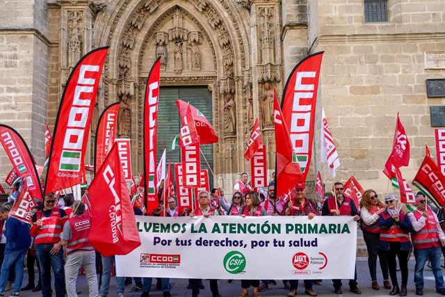 Archivo - Sindicatos protestan ante el SAS para pedir una atención primaria sin privatizaciones con apoyo de partidos de izquierda