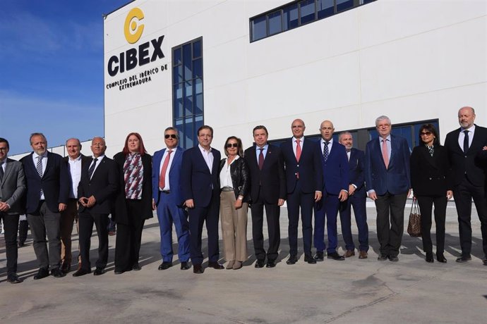 El ministro de Agricultura, Luis Planas, y el presidente de la Junta, asiste a la inaguración del Complejo del Ibérico en Extremadura
