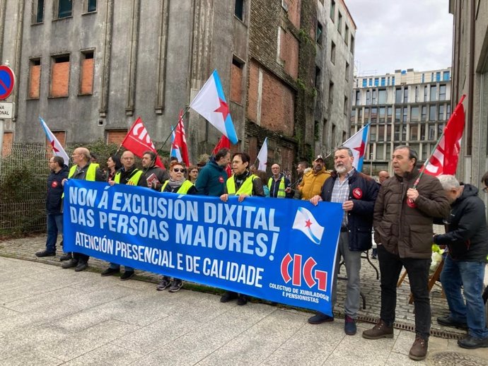 Concentración en Santiago frente a la exclusión digital de los mayores.