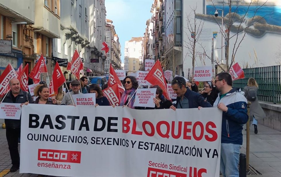 Concentración de CCOO para pedir que se abonen los complementos al personal temporal de la UC