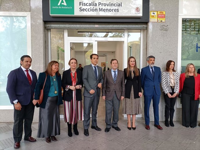El consejero de Justicia, Administración Local y Función Pública, José Antonio Nieto, acompañado por otras autoridades, en su visita al Juzgado de Menores de Huelva.