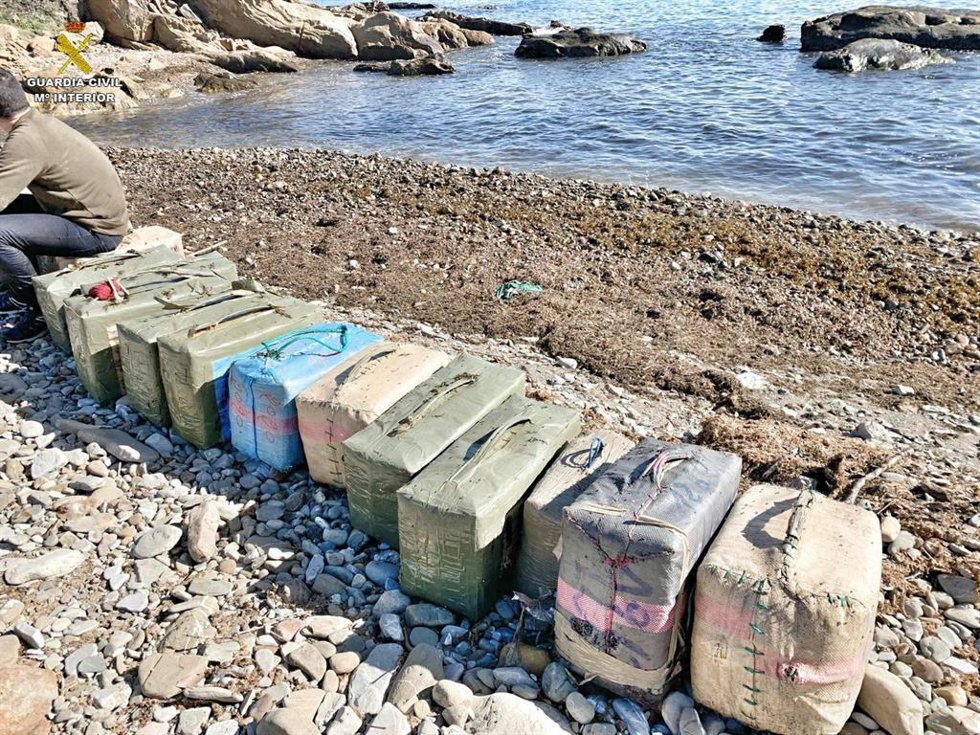 Archivo - Fardos de hachís incautados en una operación contra el narcotráfico en la provincia de Cádiz