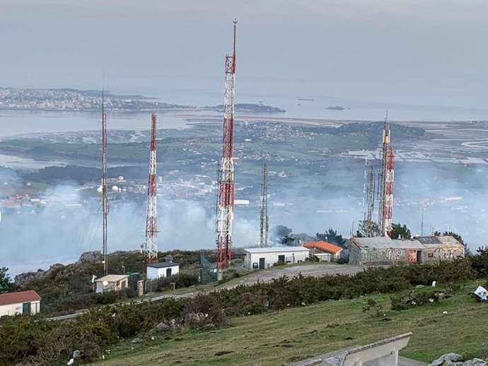 Archivo - Incendio próximo a las antenas de Peña Cabarga