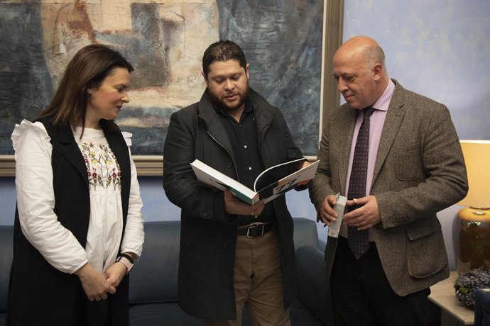 El presidente de la Diputación de Córdoba, Antonio Ruiz (dcha.), recibe al gobernador del Departamento de Córdoba (Colombia), Orlando Benítez.