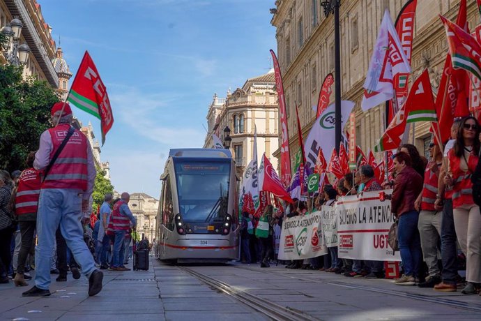 Archivo - Imagen de este jueves de la protesta en Sevilla de los sindicatos CCOO, UGT y CSIF ante la sede del Servicio Andaluz de Salud (SAS).