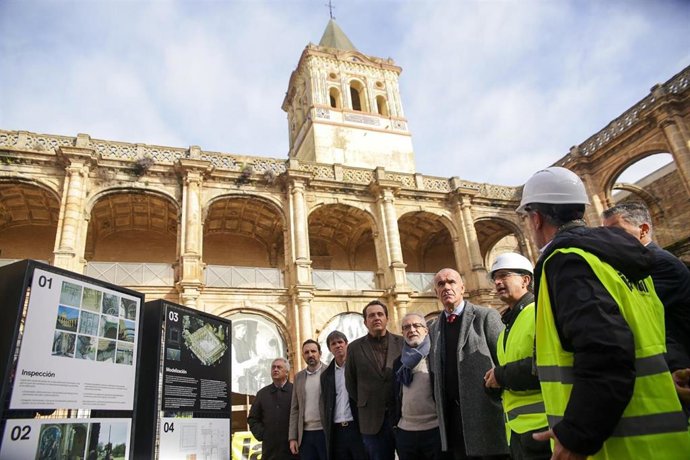 El alcalde de Sevilla, Antonio Muñoz, en el monasterio de San Jerónimo, situado en el barrio del mismo nombre y en el que se impulsa la construcción de 720 VPO en virtud a un cambio del PGOU.
