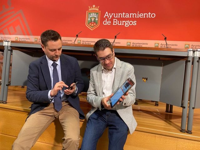 En la foto, el alcalde de Burgos, Daniel de la Rosa, y el concejal de Nuevas Tecnologías, Miguel Balbás.