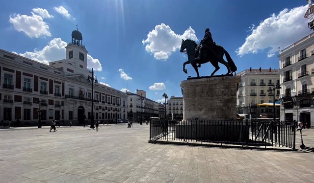 Archivo - Vista de la estatua ecuestre de Carlos III en la Puerta del Sol.