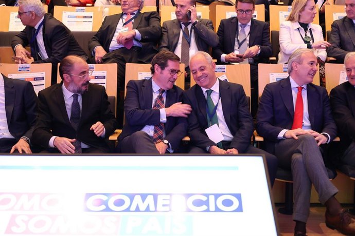 (I-D) El presidente del Gobierno de Aragón, Javier Lambán, el presidente de CEOE, Antonio Garamendi, el presidente de CEOE Aragón, Miguel Marzo, y el alcalde de Zaragoza, Jorge Azcón, durante el tercer Encuentro Comercio C4-CEOE.