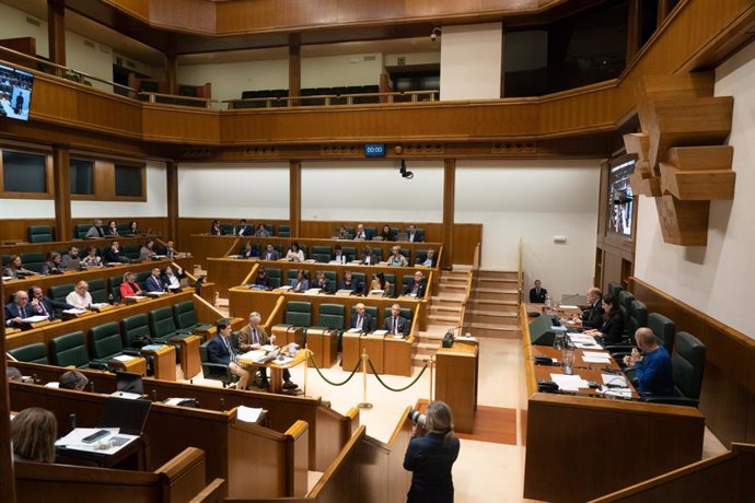 Archivo - Pleno del Parlamento vasco