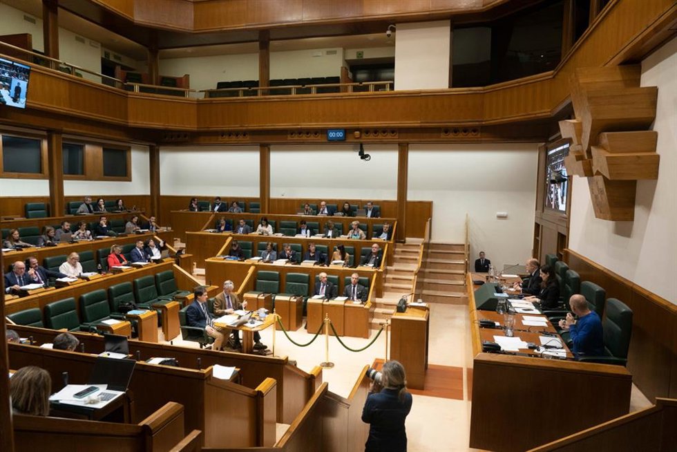 Archivo - Pleno del Parlamento vasco