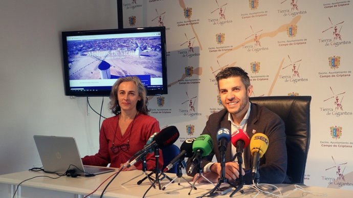 El alcalde de Campo de Criptana, Santiago Lázaro, y la concejala de Turismo, Rosana Fernández