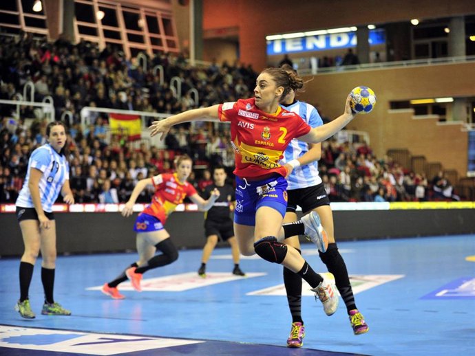 Archivo - La extremo Marta López durante un partido con la selección española de balonmano