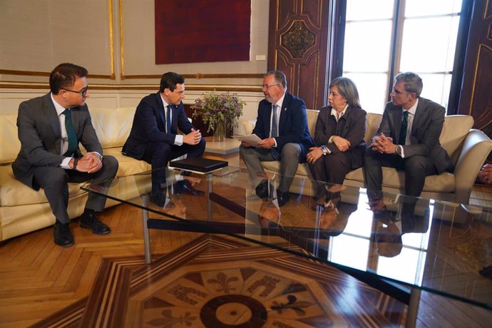 Imagen de este jueves del encuentro del presidente de la Junta de Andalucía, Juanma Moreno, con la Asociación Española de Protocolo.