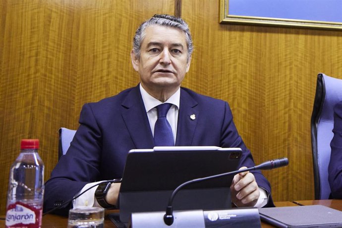 El consejero de Presidencia, Interior y Diálogo Social de la Junta de Andalucía, Antonio Sanz, durante comparece durante la Comisión de Presidencia, Interior, Diálogo Social y Simplificación Administrativa en el Parlamento de Andalucía, a 16 de marzo de