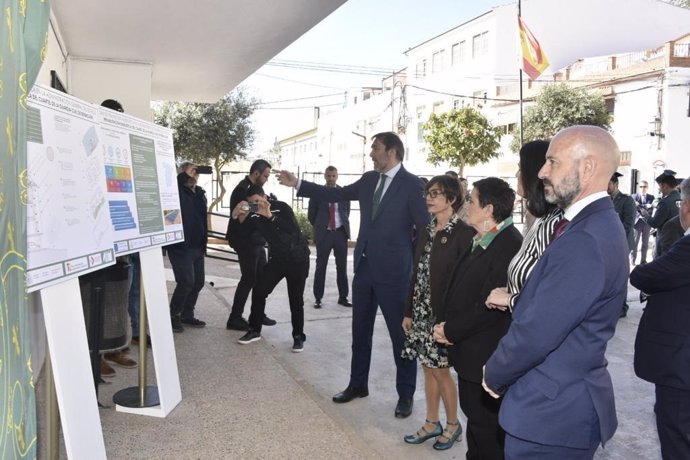 La directora general de la Guardia Civil presenta el proyecto de obras de mejora del cuartel de Benaoján (Málaga).