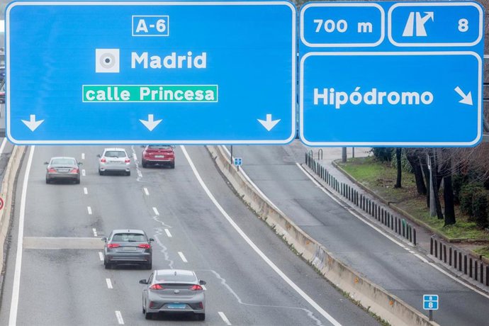 Archivo - Varios coches circulan 