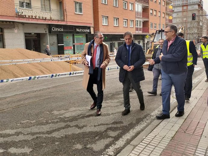 El alcalde de Salamanca, Carlos García Carbayo, en la visita al inicio de las obras en la Carretera de Ledesma`.