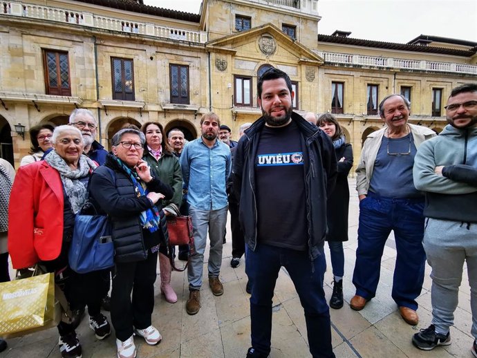 El concejal de Somos Oviedo, Rubén Rosón, con miembros de Podemos críticos con la dirección autonómica.