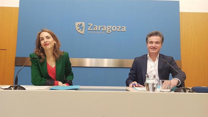 La portavoz del Gobierno y consejera de Presidencia, Hacienda e Interior del Ayuntamiento de Zaragoza, María Navarro, y el consejero de Urbanismo y Equipamientos Víctor Serrano.