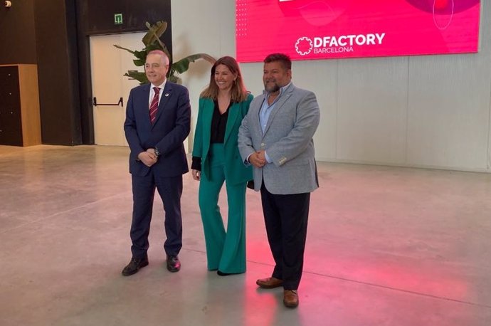 El delegado especial del Estado en el Consorcio de la Zona Franca de Barcelona (CZFB), Pere Navarro; la directora general, Blanca Sorigué, y el presidente de Alacat, Moisés Solís.