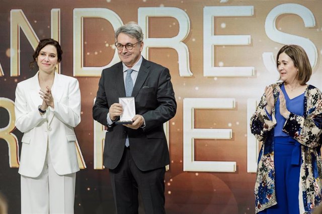 El novelista Andrés Trapiello recoge el Premio de Cultura de la Comunidad de Madrid.