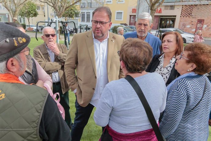 El alcalde de Mérida, Antonio Rodríguez Osuna, atiende a vecinos en el nuevo parque biosaludable de la barriada de San Luis