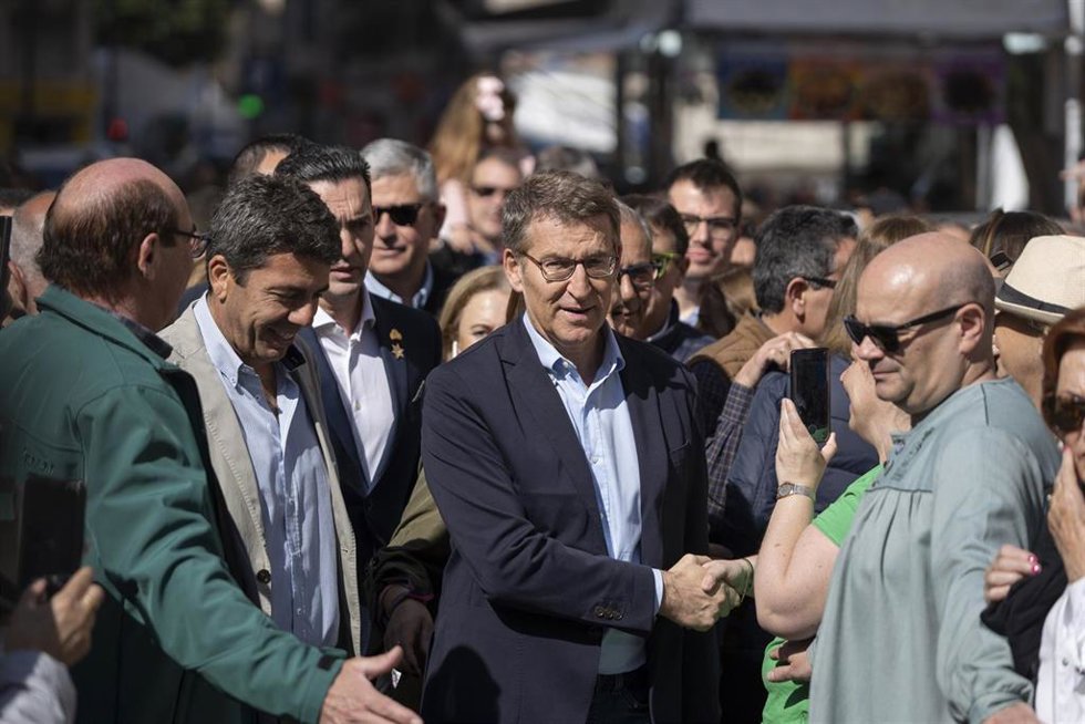 El presidente del PP, Alberto Núñez Feijóo, a su llegada a la falla Convento Jerusalén de Valncia para visitar su monumento grande.