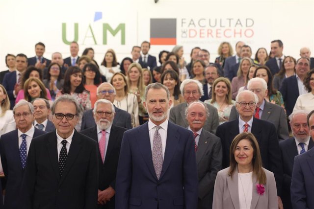 El ministro de Universidades, Joan Subirats; el Rey Felipe VI y la rectora de la Universidad Autónoma de Madrid, Amaya Mendikoetxea, posan durante el acto conmemorativo del 30º aniversario de la Licenciatura de Derecho