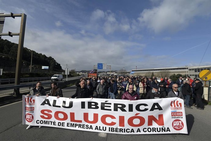 Un grupo de personas protesta con una pancarta durante una concentración frente a la fábrica de Alu Ibérica, a 14 de marzo de 2023, en A Coruña, Galicia (España). Al grito de Alu Ibérica, solución, los extrabajadores exigen el pago de sus indemnizacio