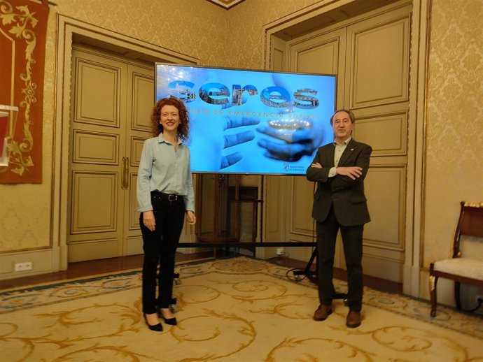 La concejala de Familia e Igualdad de Oportunidades, Ana Suárez, y el presidente de Curz Roja Salamanca, Jesús Juanes, en la presentación del nuevo servicio social.