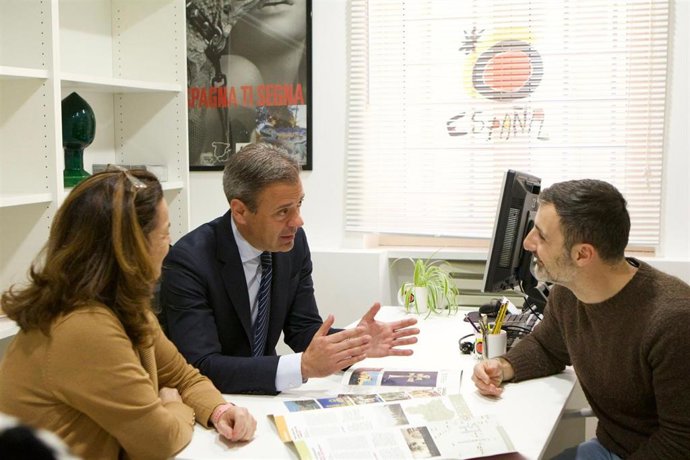 El consejero de Presidencia, Turismo, Cultura, Juventud, Deportes y Portavocía, Marcos Ortuño, en la Oficina de Turismo de España en Roma con Marco Avoli, de Azimut Travel, especializado en turismo de lujo y largo recorrido.