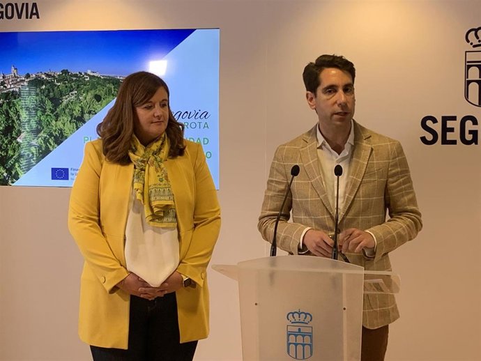La alcaldesa de Segoviay el concejal de Turismo.