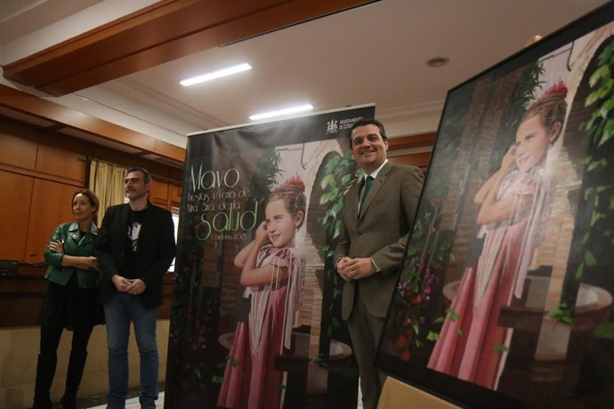 Presentación de la obra y el cartel de las Fiestas de Mayo 2023, del artista Manuel Castillero, que representa a Lara, una niña de unos diez años, vestida de flamenca en uno de los patios del Zoco de la capital, con "una imagen de inocencia y esperanza"