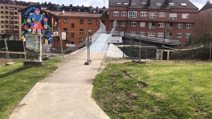 Paso entre la Florida y La Argañosa cortado sobre las vías del tren.