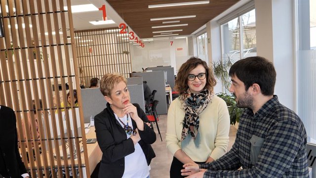 Elixabete Etxanobe (erdian), Igorreko bulegora egindako bisitan