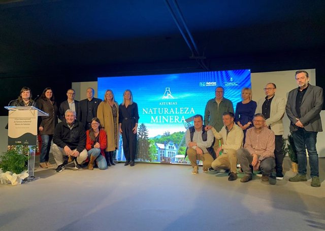 La viceconsejera de Turismo, Graciela Blanco, junto con los ponentes del I Foro Internacional de Turismo Minero de Asturias y representantes de los ayuntamientos de Langreo y Aller y del SOMA- FITAG- UGT.