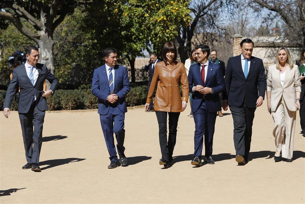 La ministra de Ciencia e Innovación, Diana Morant, a su llegada junto al alcalde de Granada, Francisco Cuenca, y los consejeros de Universidad y de Fomento, José Carlos Gómez Villamandos Marifrán Carazo, para el comité de Dones