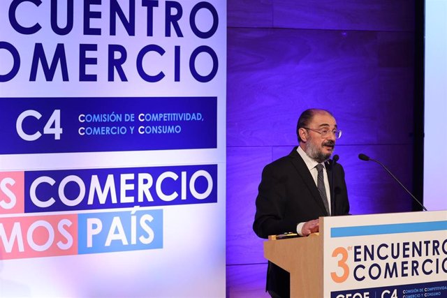 El presidente del Gobierno de Aragón, Javier Lambán, interviene durante el tercer Encuentro Comercio C4-CEOE, bajo el lema 'Somos comercio, somos país', en el Auditorio de Zaragoza.