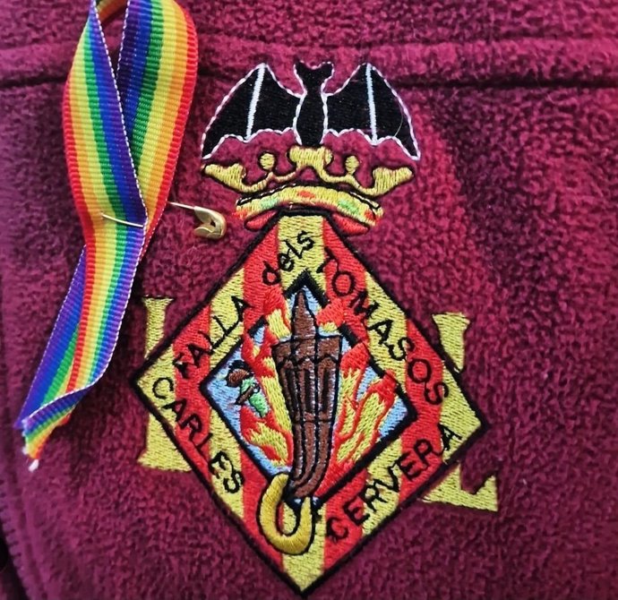 Crespón con la bandera LGTBI en el blusón de la Falla Tomasos