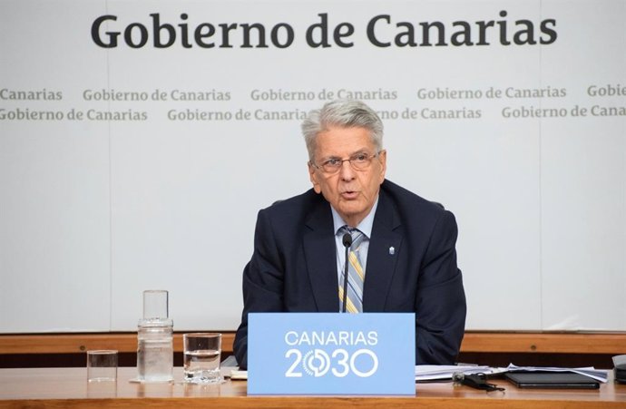 El consejero de Administraciones Públicas, Justicia y Seguridad y portavoz del Gobierno de Canarias, Julio Pérez, comparece en la rueda de prensa posterior al Consejo de Gobierno