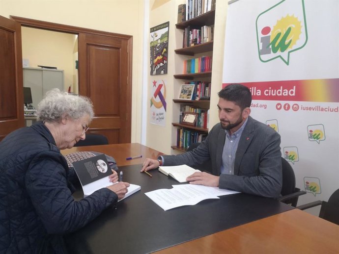 Ismael Sánchez se reúne con una representante de la iniciativa que demanda un cementerio natural y ecológico