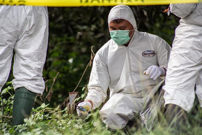 Archivo - Oficiales de la Agencia Reguladora de Energía Nuclear de Indonesia  tomando muestras para comprobar la radioactividad