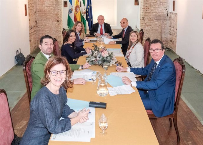 La Mesa del Parlamento de Andalucía se ha reunido este jueves en Lepe (Huelva) en una sesión celebrada en la Capilla de San Cristóbal.