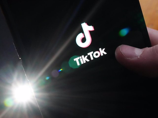 Logotipo de la aplicación TikTok en un teléfono móvil