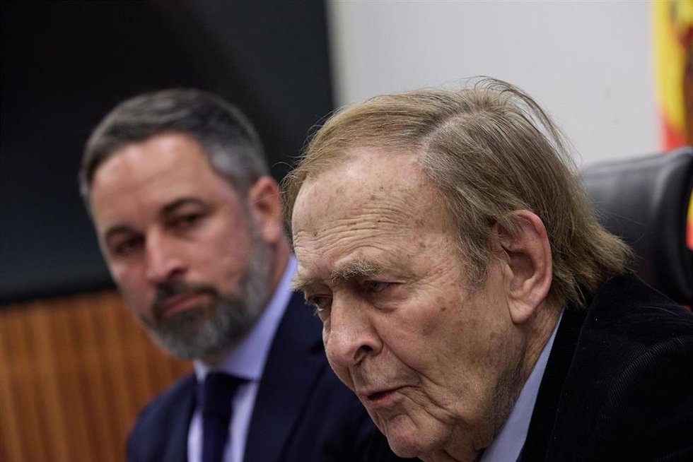 El presidente de Vox, Santiago Abascal (i), y el candidato de la moción de censura, el profesor Ramón Tamames (d).