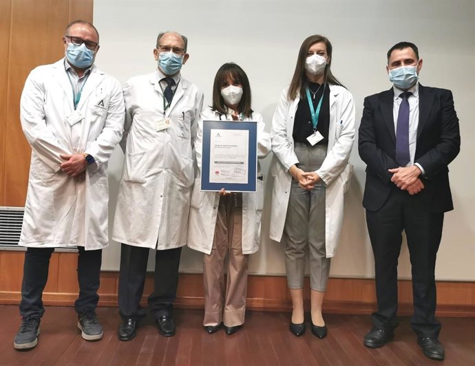 El acto de entrega de los certificados ha contado con la presencia del director gerente del Hospital Costa del Sol, Antonio Cansino Osuna, y del director de la ACSA, José Ignacio del Río Maza de Lizana.