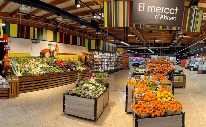 Archivo - Sección de frutas y verduras de un supermercado de la compañía