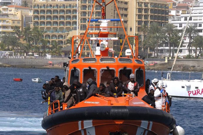 Archivo - Un barco de Salvamento Marítimo con casi un centenar de migrantes llega al Muelle de Arguineguín