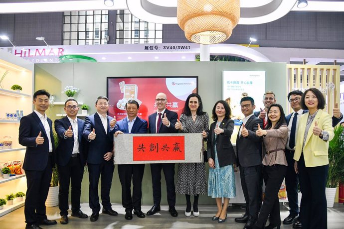President and CEO of Novozymes Ester Baiget (sixth from the left), Regional President of Novozymes APAC Lensey Chen (seventh from the left), and Angel Yeast Vice President Wang Xishan (fourth from left) celebrated the launch of Yeast Plus, alongside com